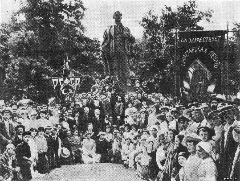 Санкт петербург 1921 год. Памятник Володарскому в Санкт-Петербурге. Володарский революционер памятник. Открытие памятника Володарскому. 1925 Год.. Памятник Володарскому 1918.