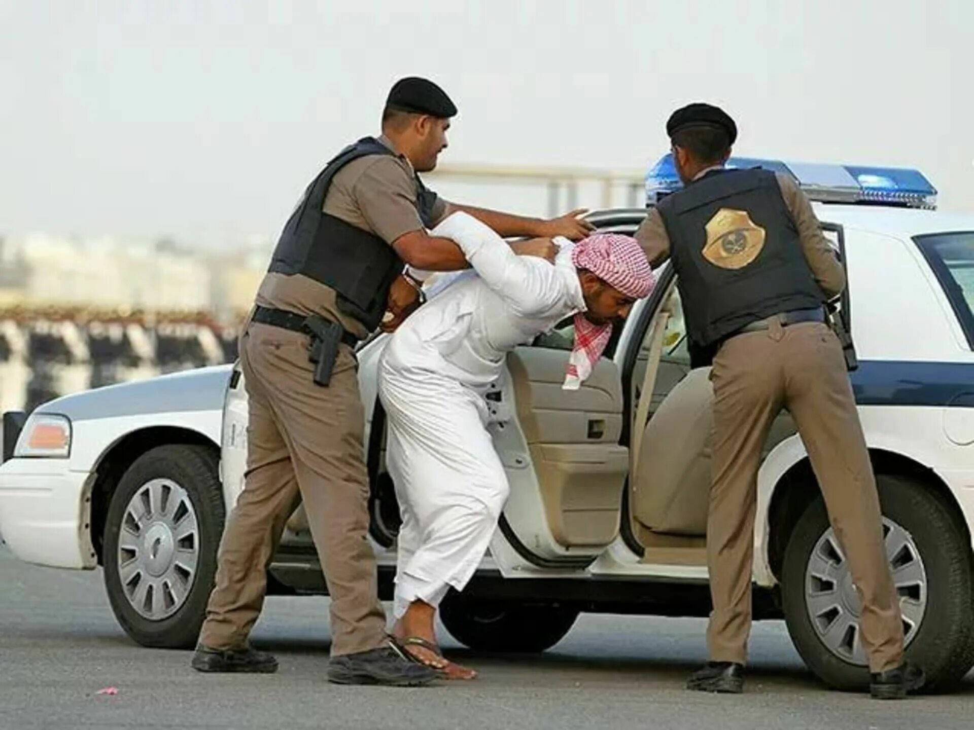 Смертная казнь в оаэ. Полиция нравов Саудовской Аравии. Религиозная полиция в Саудовской Аравии. Шариатская полиция Саудовской Аравии. Шариатская гвардия Саудовской Аравии.