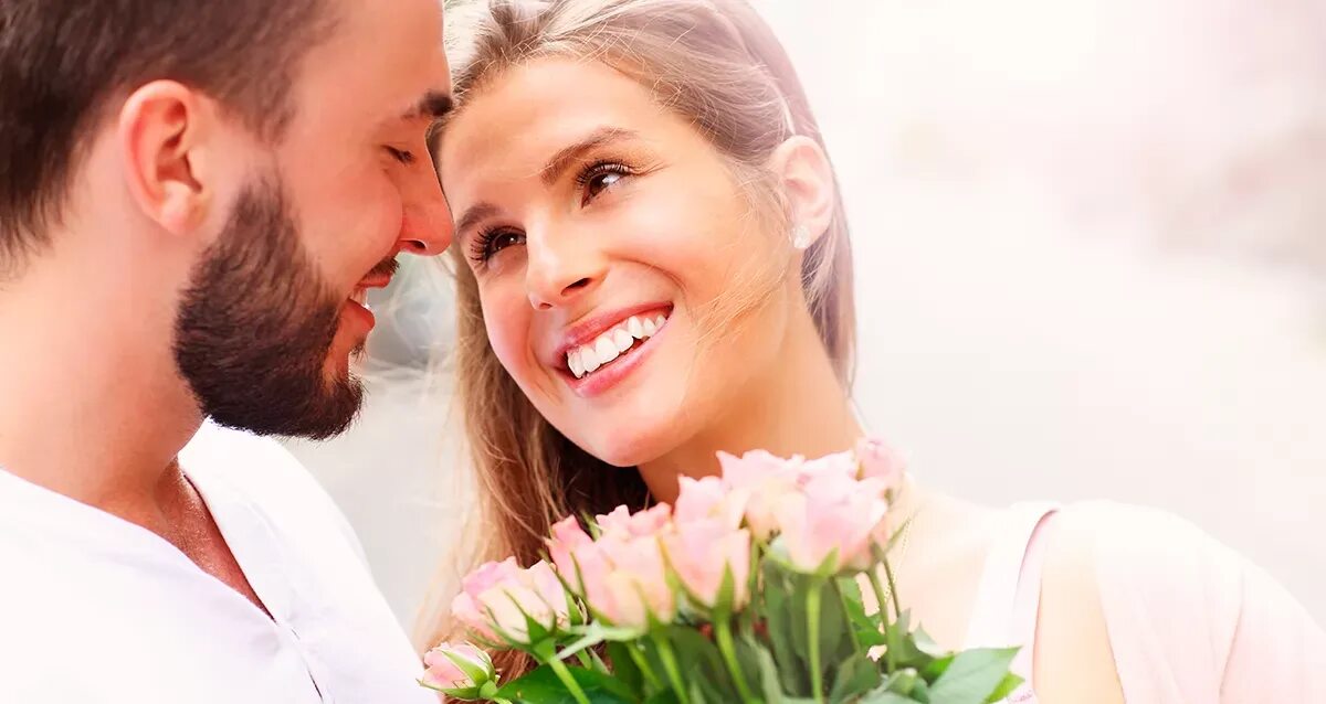 Близкие отношения с очаровательными. Happy couple with Flowers. Фото пары с цветами домашних условиях. Couple with Flowers.