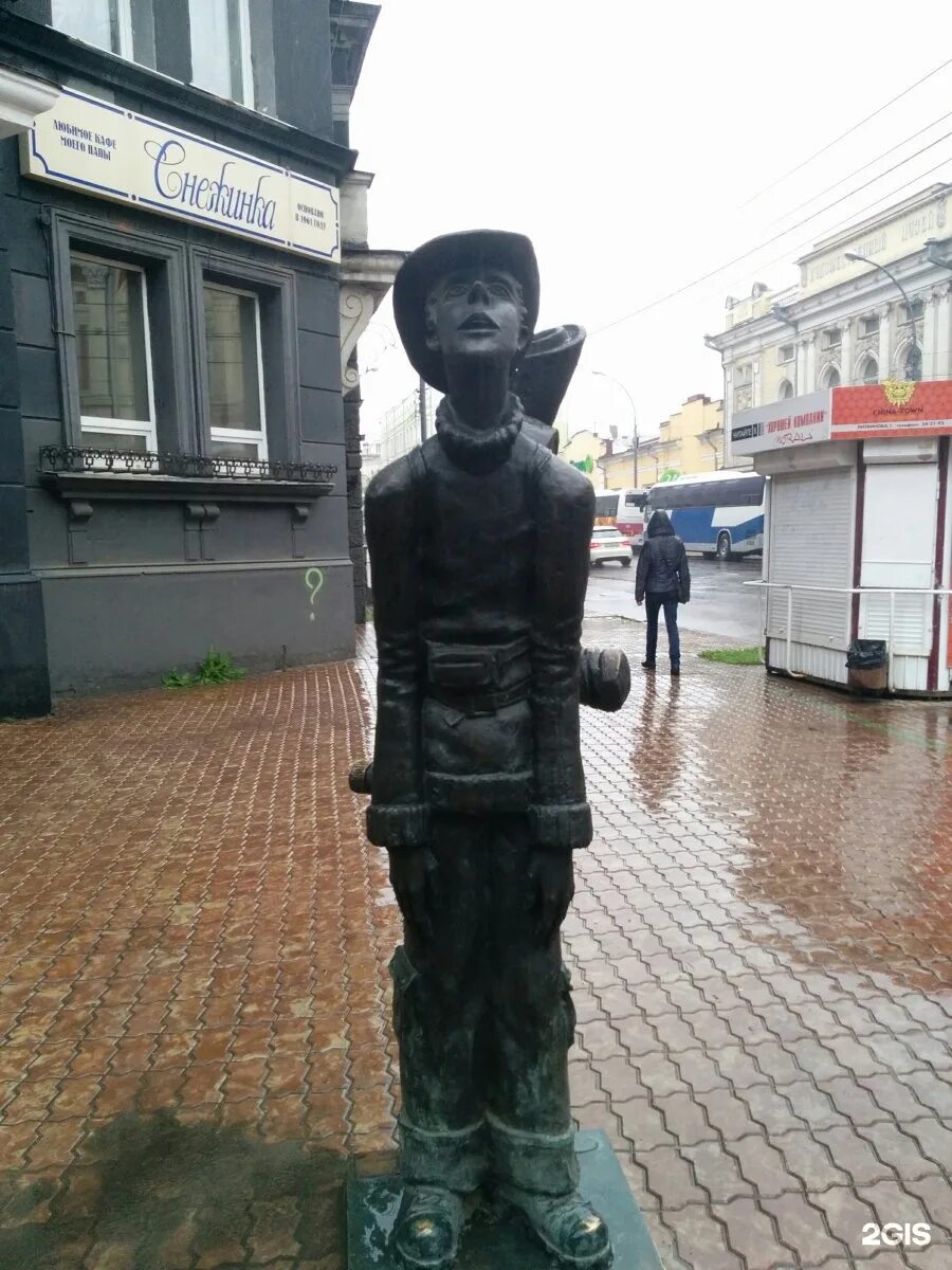 Иркутск для туристов. Иркутск для туристов. Иркутск достопримечательности. Скульптура туриста в иркутске. Скульптура туриста в иркутске.
