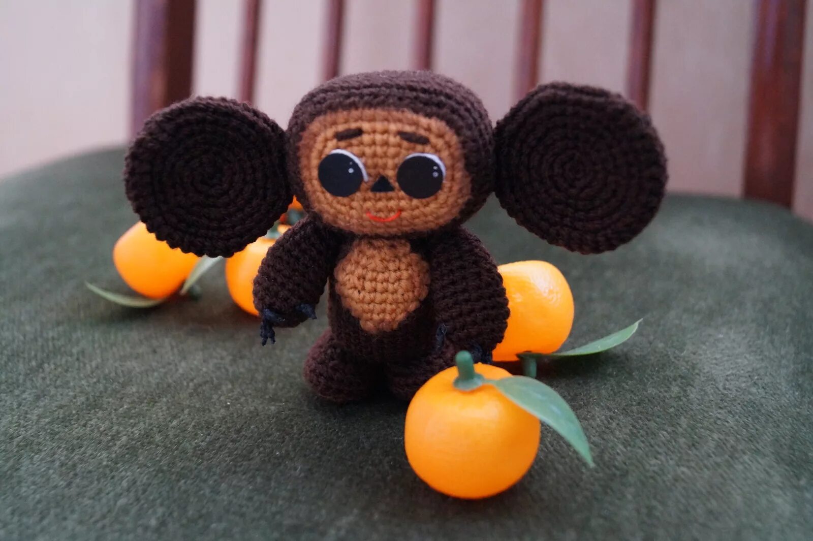 Чебурашка. Вязаные игрушки амигуруми чебурашка описание и схема. Чебурашка амигуруми мк. Чебурашка крючком мк. Амигуруми крокодил гена и чебурашка.