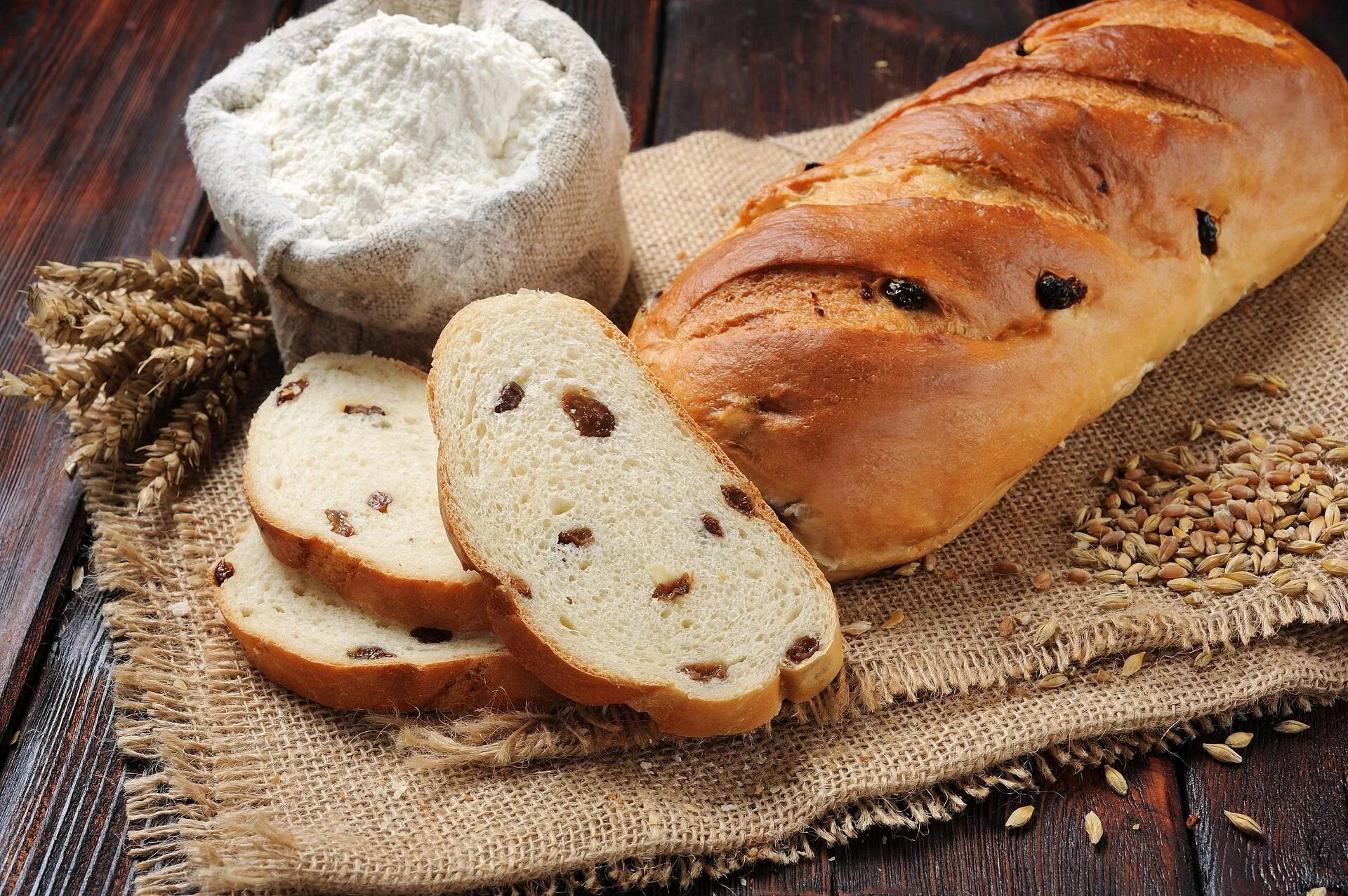 Кекс прямоугольный. Хлеб бармбрэк на хэллоуин. Ситное с изюмом что это. Ситный хлеб. Батон с изюмом.