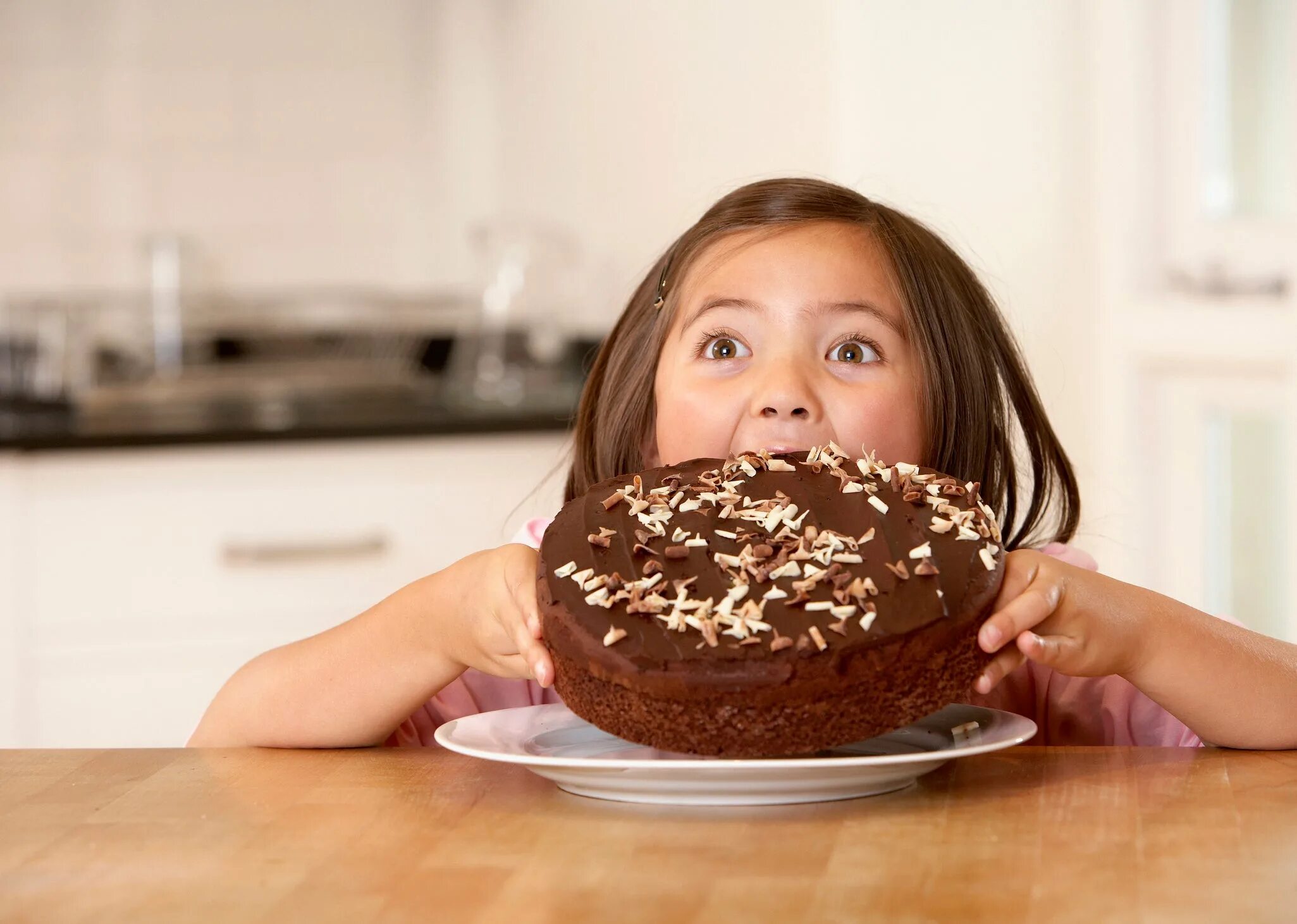 Поедание шоколада. Торт девочка. Поедание торта. Дети объедаются сладким. Can i have cake
