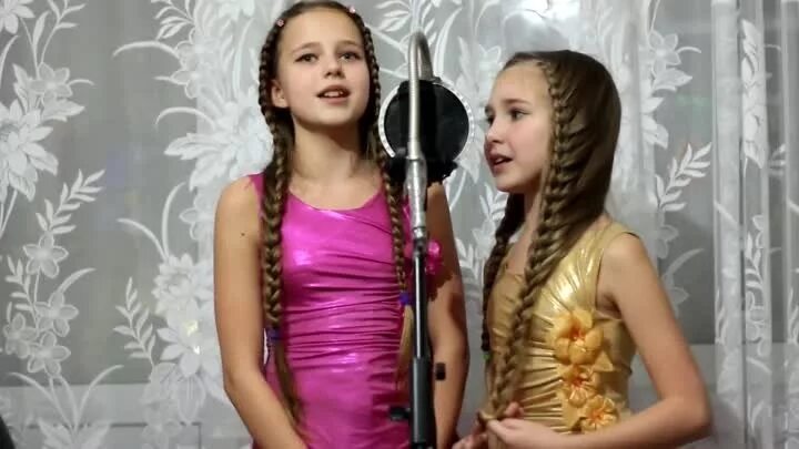 Девушка с микрофоном. Поют две девочки видео. Поют и веселятся. 2 девушки поют. Поют две девочки видео.