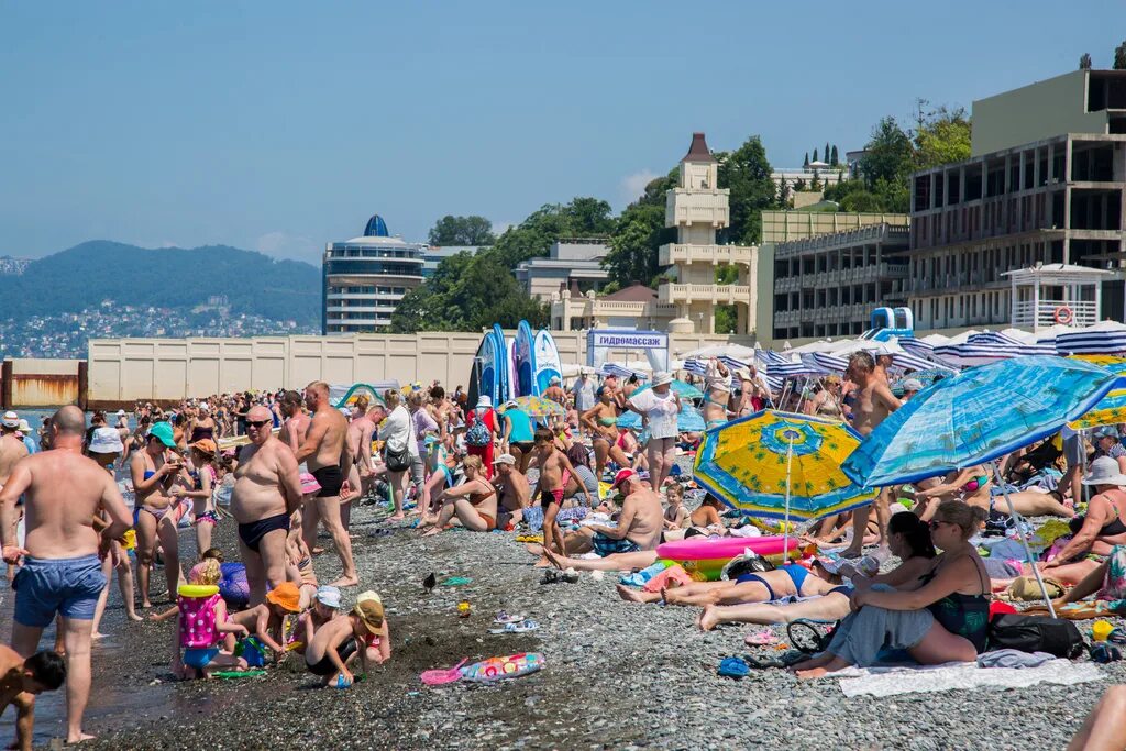 Люди отдыхают на море. Туризм море. Отдыхающие на пляже. Сочи летом пляж. Кирман сидера пляж.