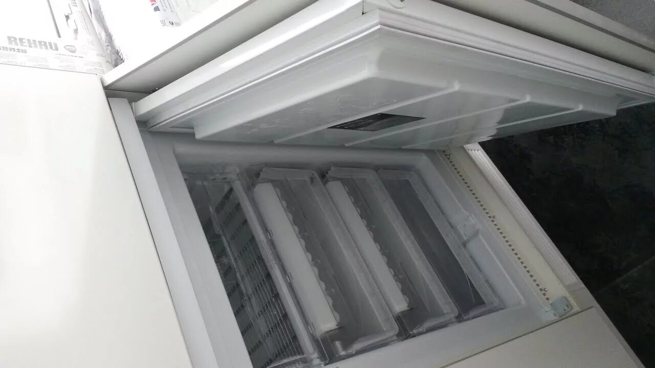 Можно ставить морозильную камеру на балкон. Морозильная камера на балконе. Морозильный шкаф на лоджии. Шкаф на балкон с морозильной камерой. Морозилка встроенная в шкаф на балконе.