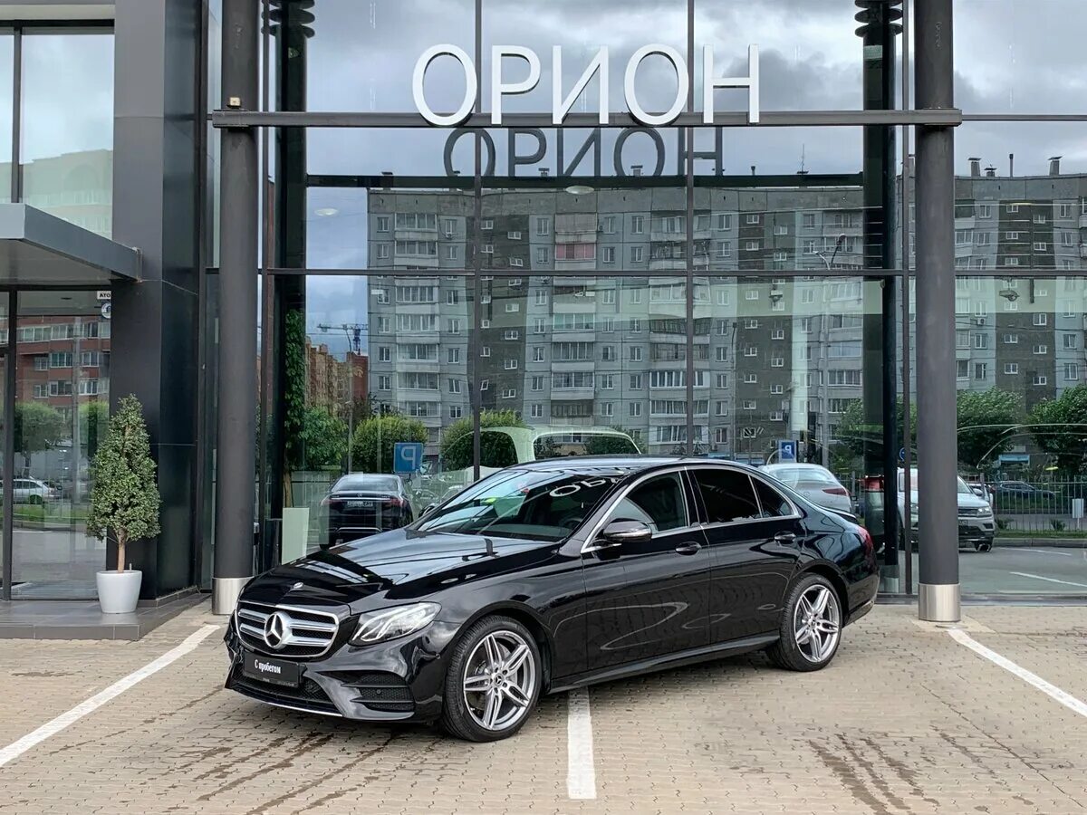 Мерседес красноярск фото. Автосалон мерседес в красноярске. Орион мерседес. Автосалон мерседес бенц красноярск. Mercedes benz красноярск.