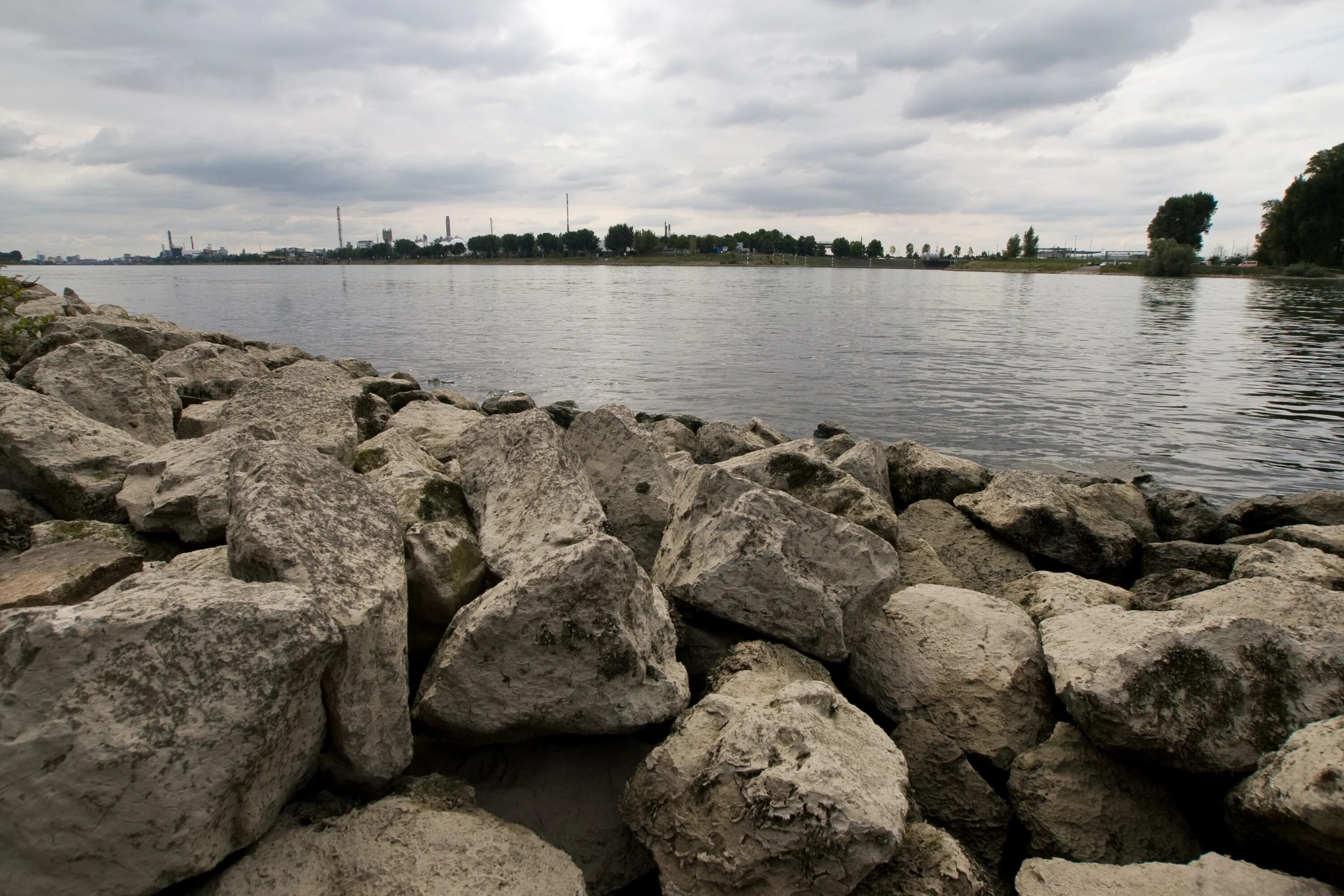 Валуны на берегу реки. Камни в реке. Камни на берегу Волги. Камни на берегу реки. Обсудить на берегу