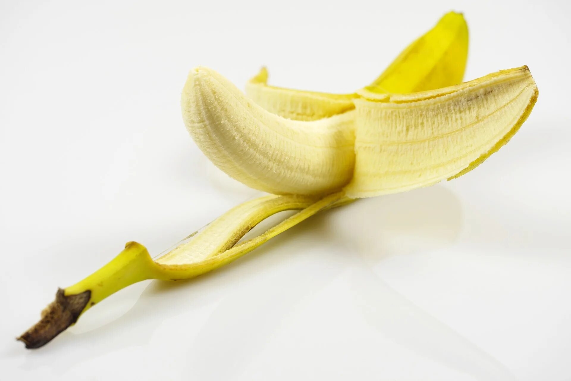 Как называется кожура. Банан очищенный. Кожура банана. Кожура от банана на голове. Очистка банановой кожурой.