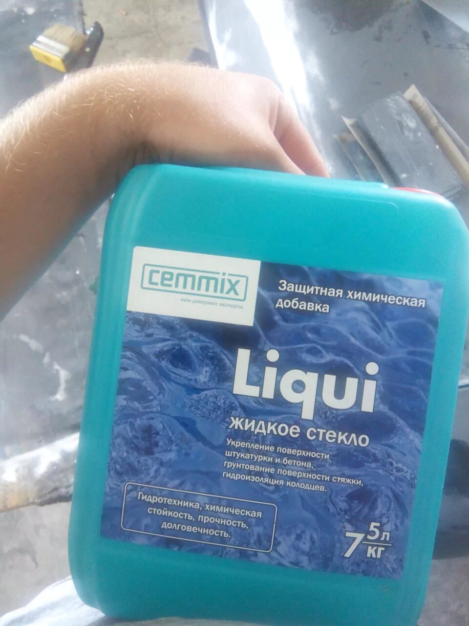 Стекло добавки. Стекло жидкое Liqui. Жидкое стекло для бетона. Добавки в бетон жидкое стекло. Бетон блеск жидкое стекло.