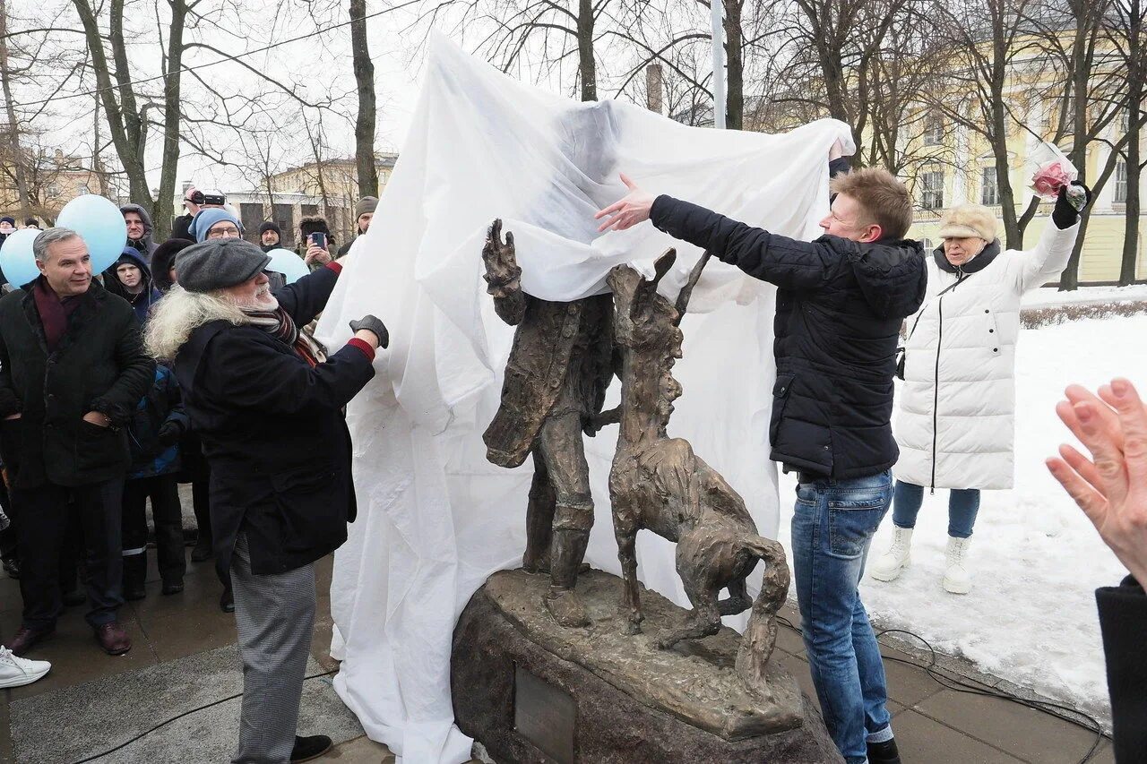 Скульптура конек горбунок. Памятник коньку Горбунку в СПБ. Конек горбунок скульптура ТЮЗ. Конёк-горбунок ТЮЗ Санкт-Петербург. ТЮЗ конек горбунок.