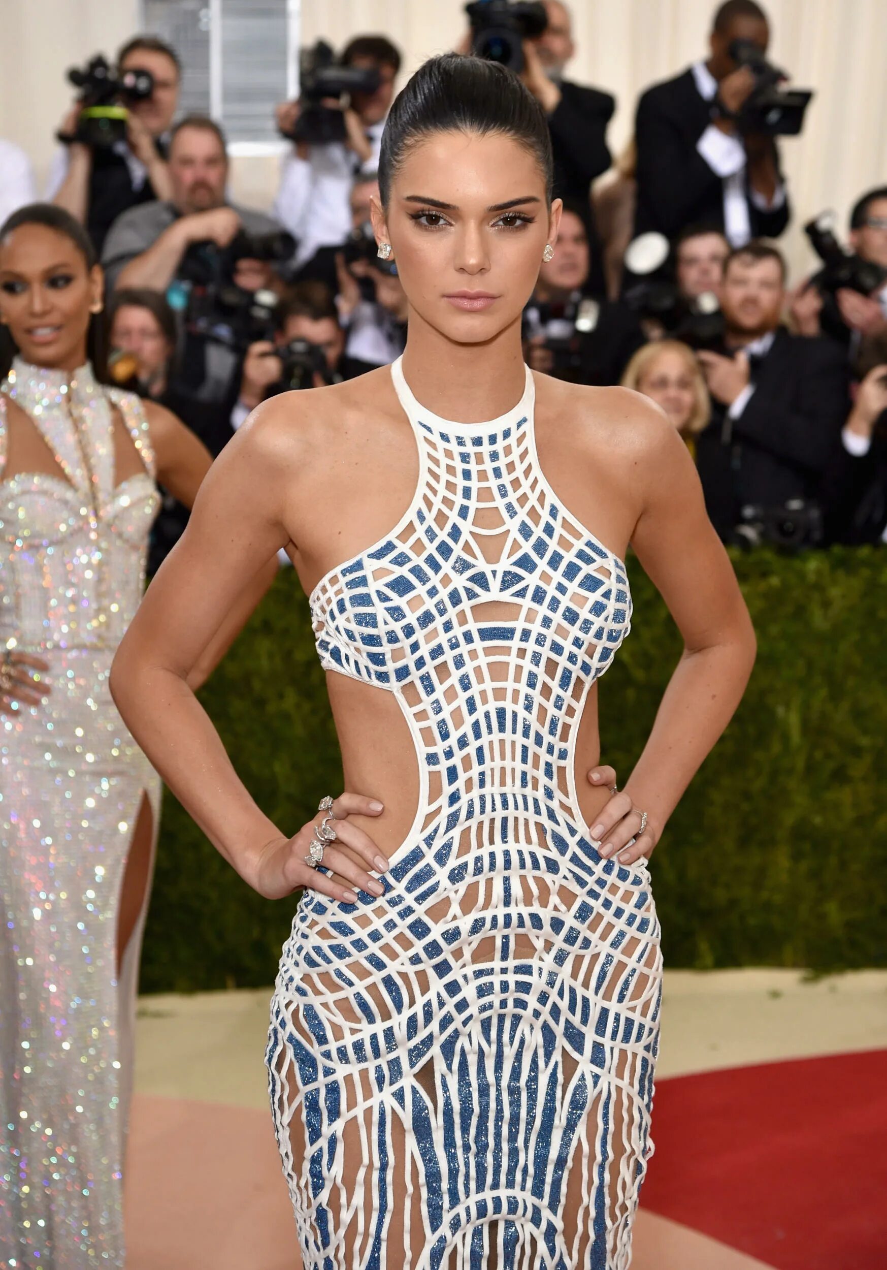 Meta 2016. Кендалл дженнер met gala. мет гала 2016. кендалл дженнер 2016. кендалл мет гала 2016.
