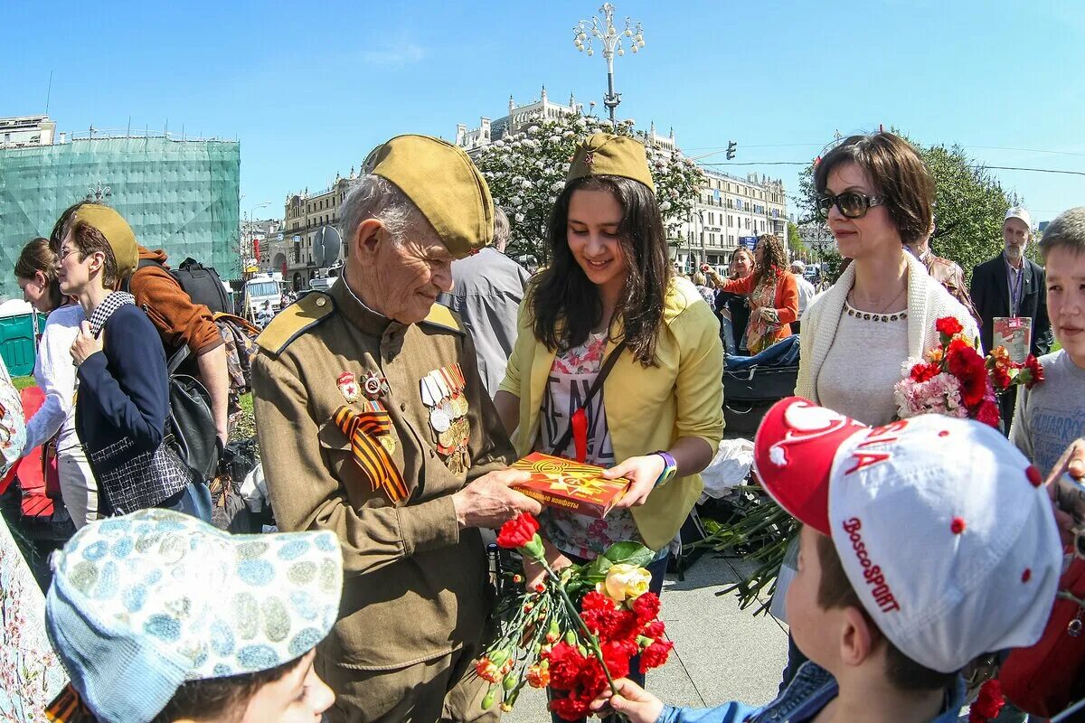 Как семьи отмечают день победы. Празднование дня Победы. Отмечаем день Победы. С праздником днем Победы. Празднование дня Победы 9 мая.