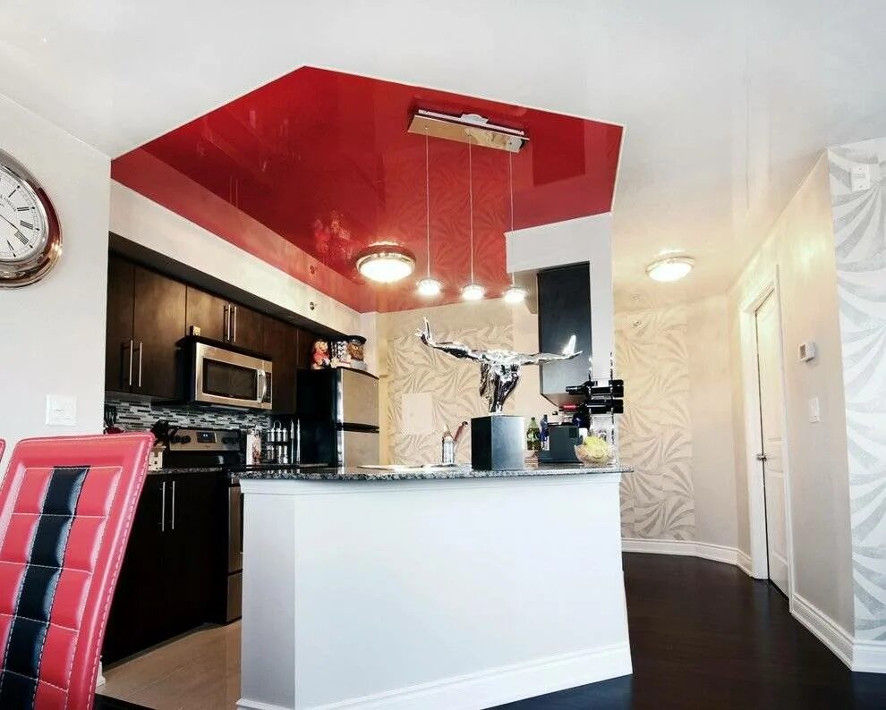 Какой лучше натяжной на кухне. Натяжной потолок на кухне. Красный натяжной потолок на кухне. Красный потолок на кухне. Красно белый потолок.