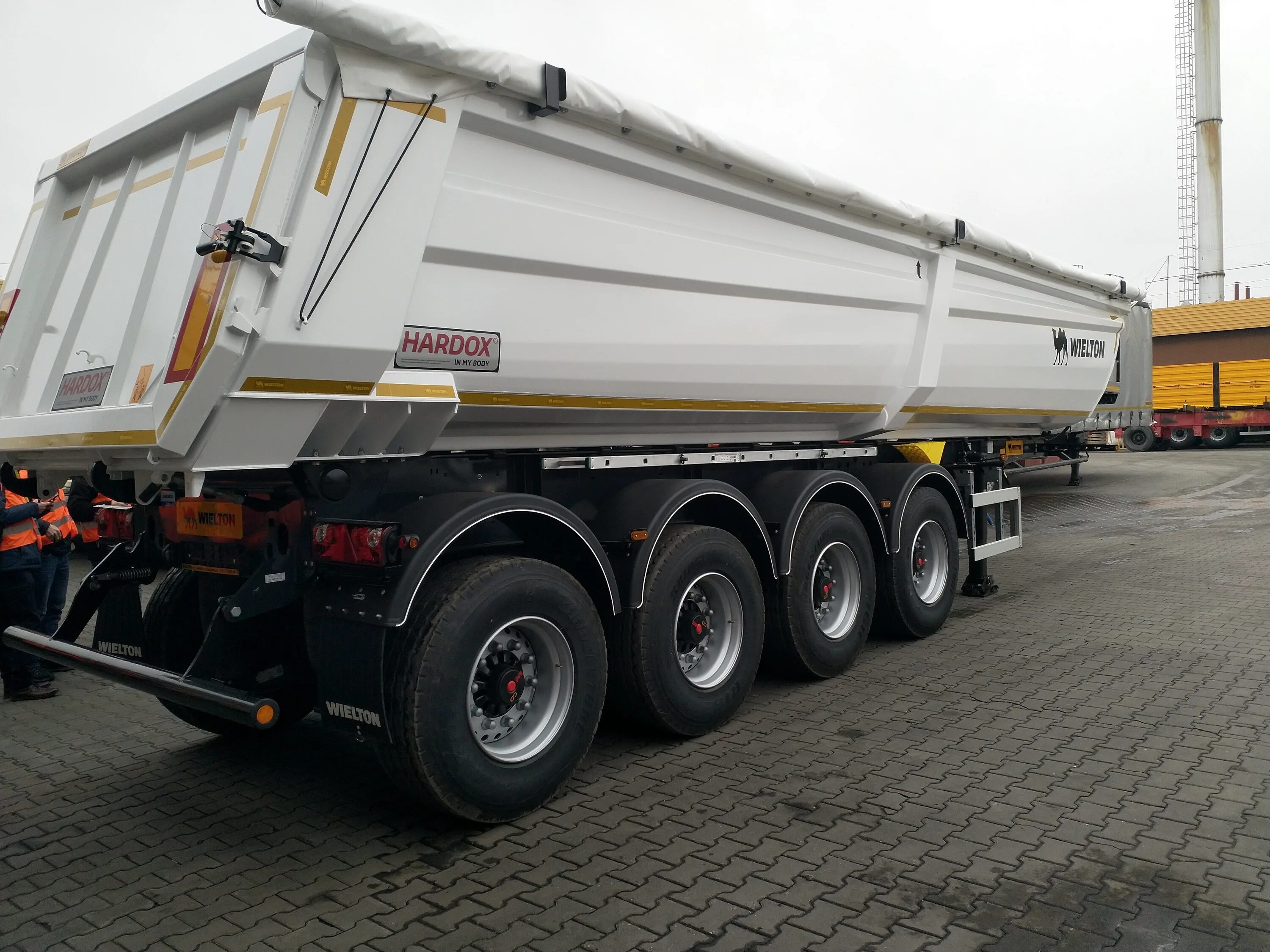 самосвал маз 6516 в9. самосвал маз-6516с9-581-005. полуприцеп самосвальный t2gp368. новтрак лесовозный прицеп. камаз четырехосный самосвал 65201.