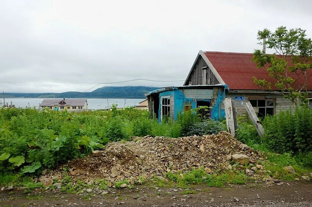 Дом южно курильск. Остров кунашир южно курильск. поселок южно курильск. кунашир остров посёлки. п южно курильск о кунашир.