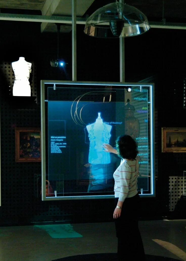 Malo interactive. Голограмма в музее. Интерактивная голограмма. Голография в музее оборудования. Инсталляция голограмма музей.