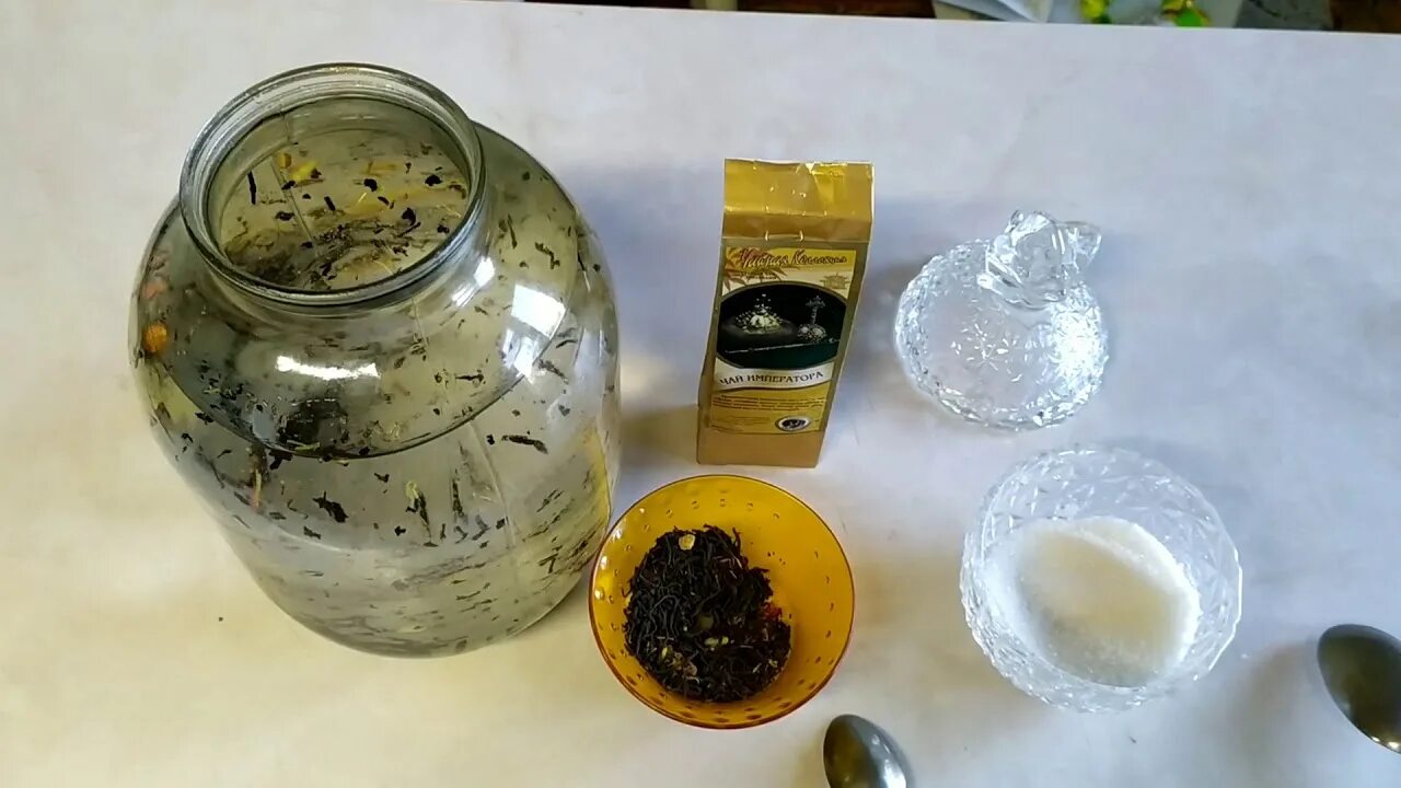 Можно настаивать самогон на скорлупе макадамии. Самогон настоянный на чае. чайная настойка. настойка на чае из самогона. настойка на чае анчан.