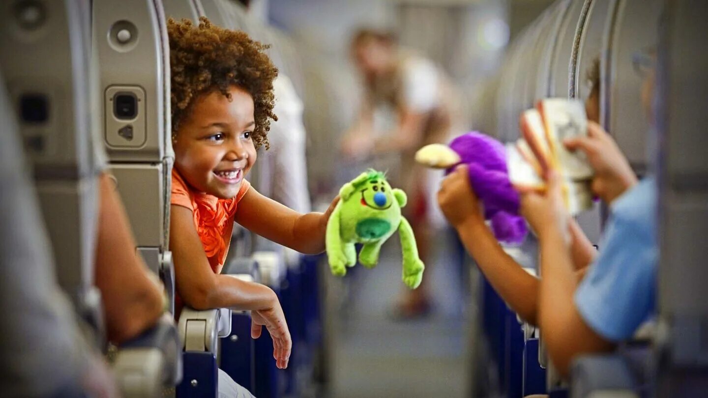 Самолет для детей. Ребенок пассажир. Путешествие на самолете для детей. Перелет с ребенком. Kids travel