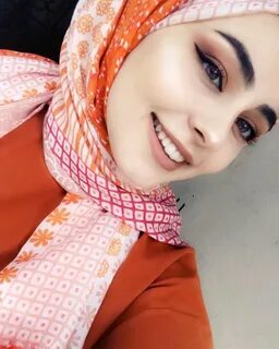 Görüntünün olası içeriği: 1 kişi, yakın çekim Arab Girls Hijab, Muslim Girl...