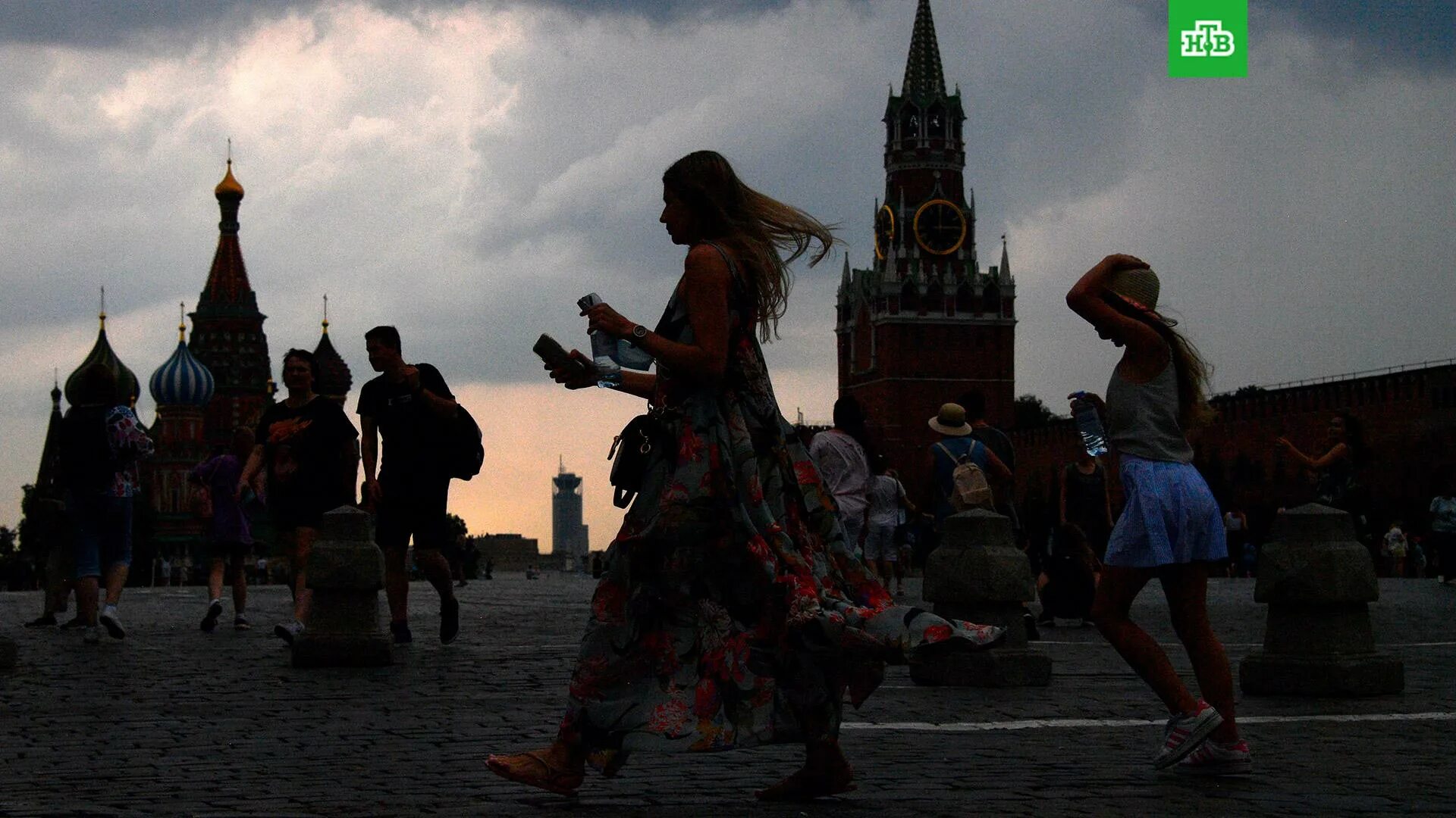 Красная площадь Москва дождь. Люди на красной площади. Москва в ливень красная площадь. Человек на фоне красной площади. Ветер в москве сегодня когда закончится