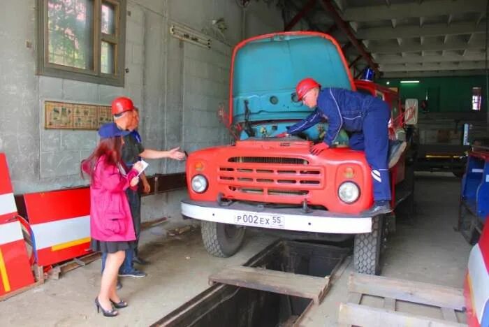 Мойка пожарного автомобиля. Ремонт пожарных автомобилей. Капремонт пожарной машины. Машины ВДПО.