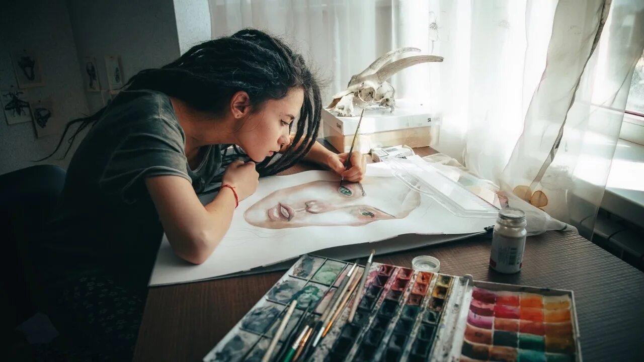 Девушка художник. Творческая девушка. Творческая натура. Процесс рисования.