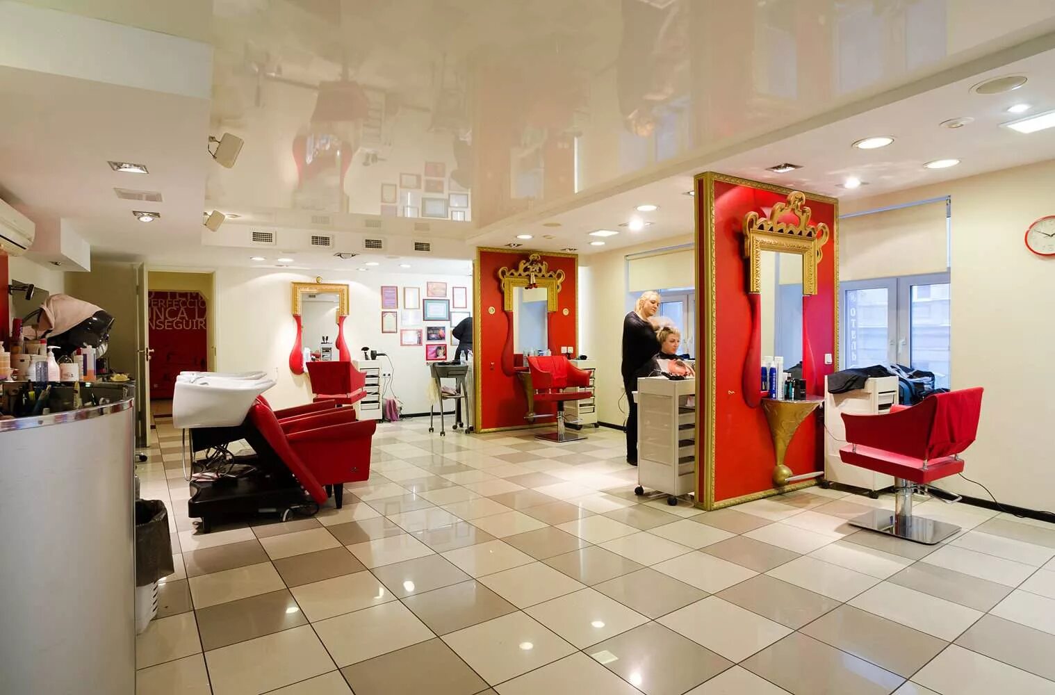 Парикмахерская. Помещение под парикмахерскую. Салоны красоты на кутузовском проспекте парк победы. Салоны спб. Салон парикмахерская.