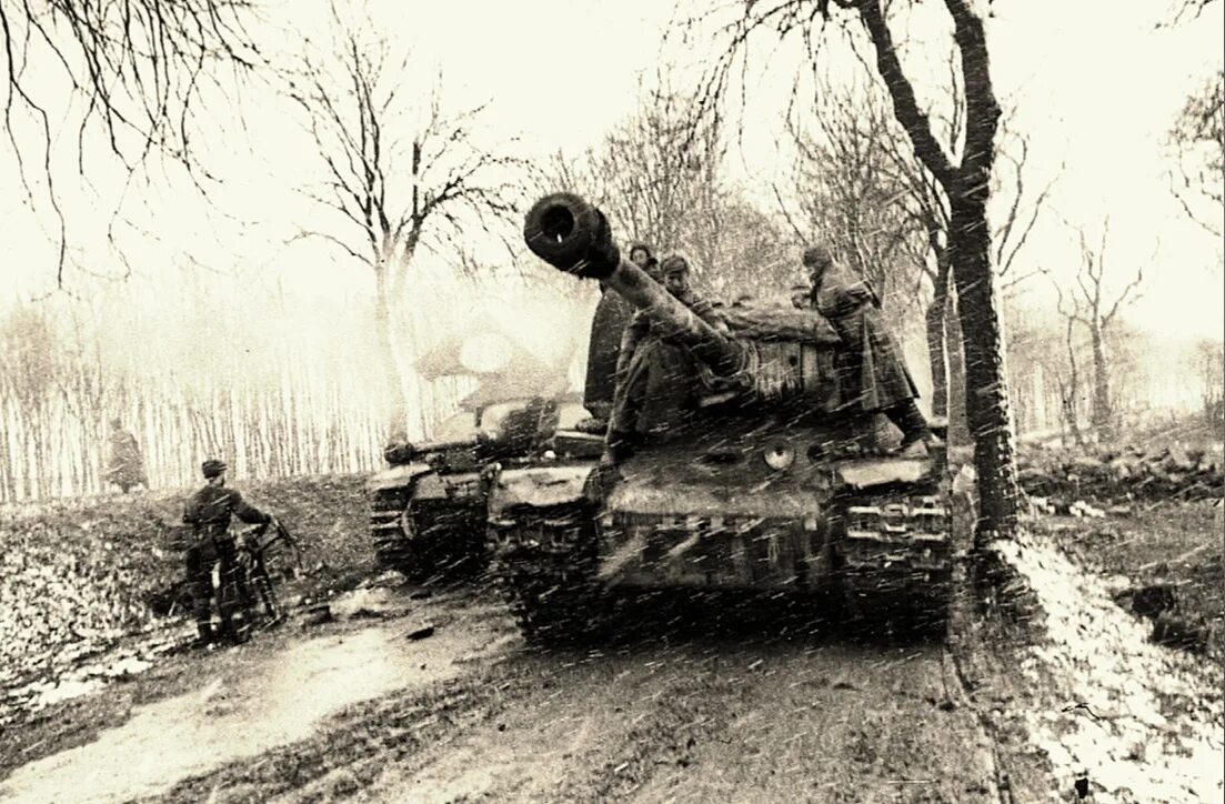 ИС-2 В боях 1945. Танк ИС 2 В Берлине. Тигр танк 1944-1945.