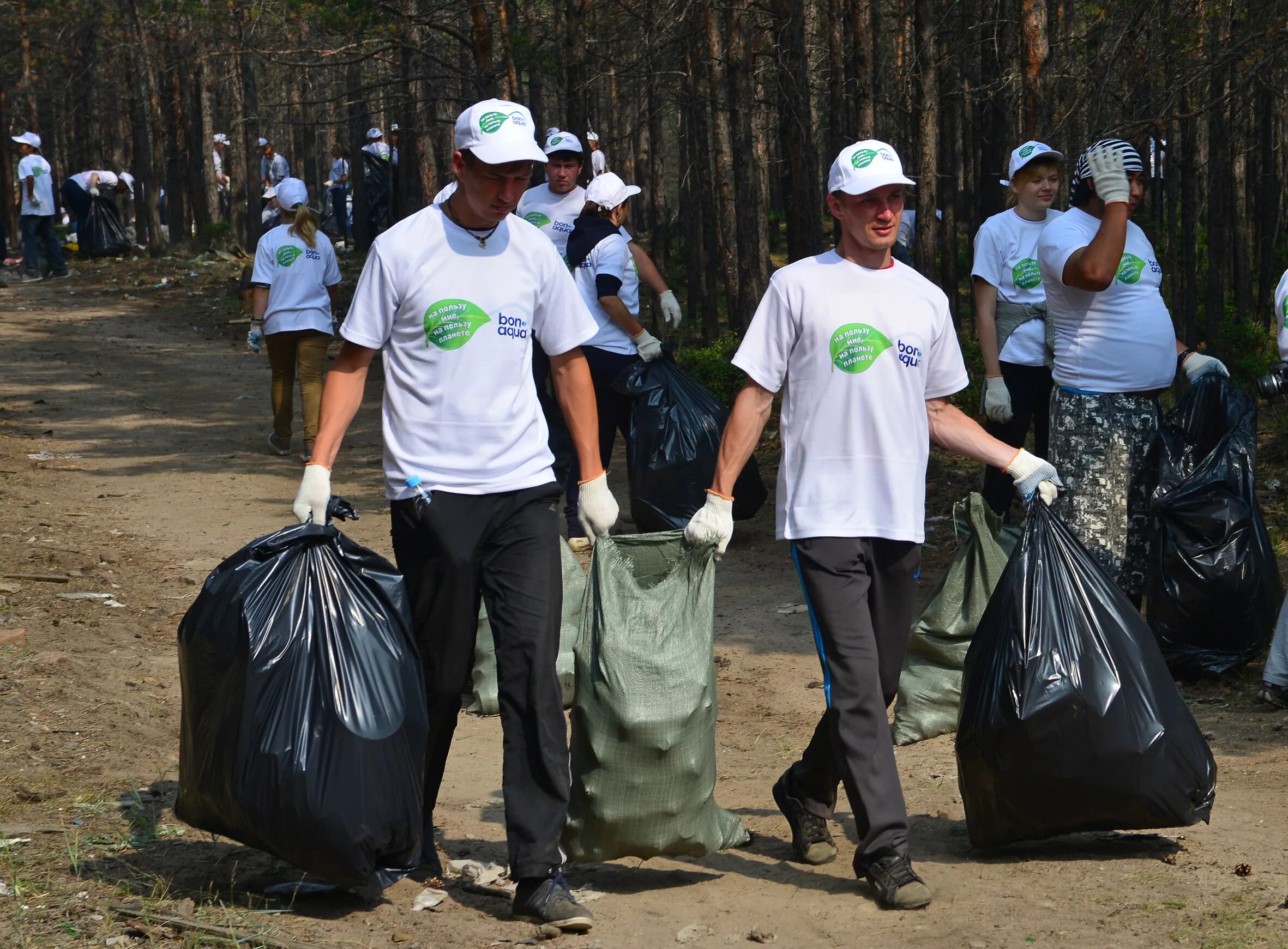 борьба с загрязнением окружающей среды. сохранение природы. волонтеры помогают природе. волонтеры природы. решение экологических проблем фото.