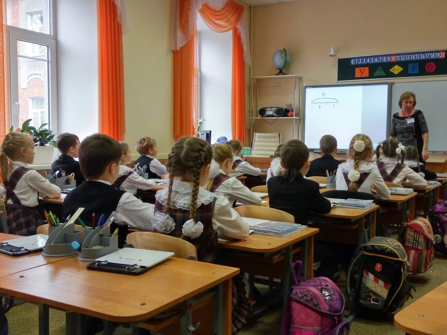 Школьники в школе. Образование в россии. Современный класс с детьми. Всеобщее среднее образование. Школьники старшеклассники.