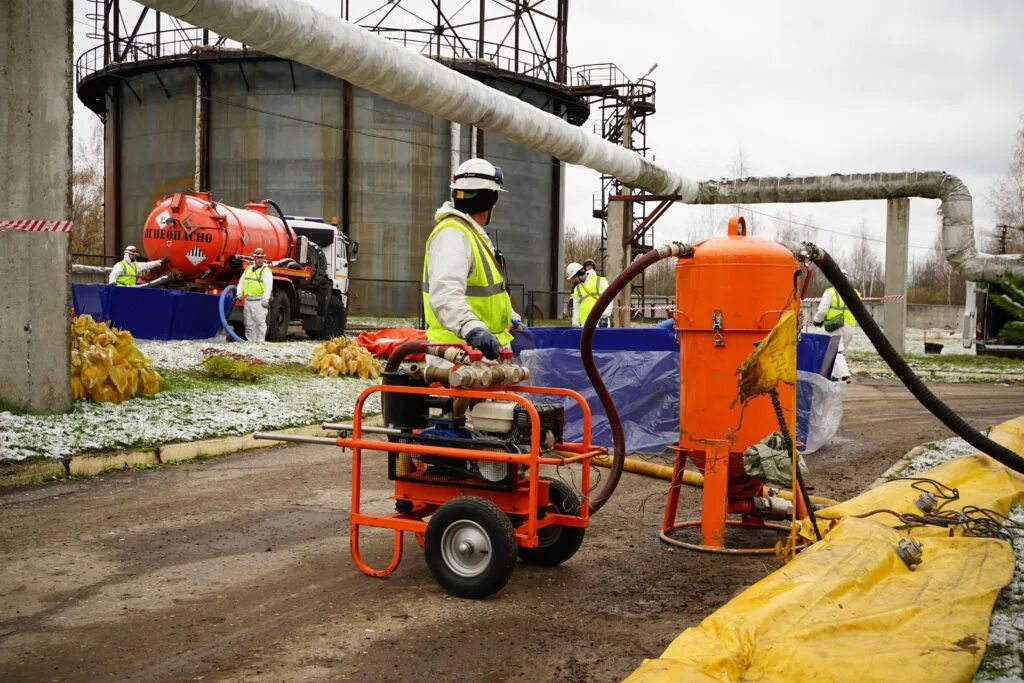 Учения по локализации разливов нефти. Ликвидация аварийного розлива нефти схемы, картинки. Боновые заграждения от разлива нефти. Аварийный розлив. Учения по локализации разливов нефти.