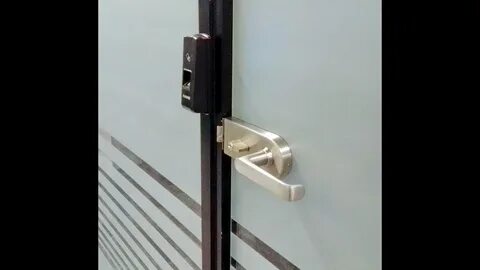 Установка замка стеклянная дверь