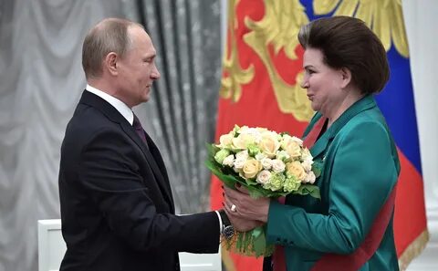 Вручение производил