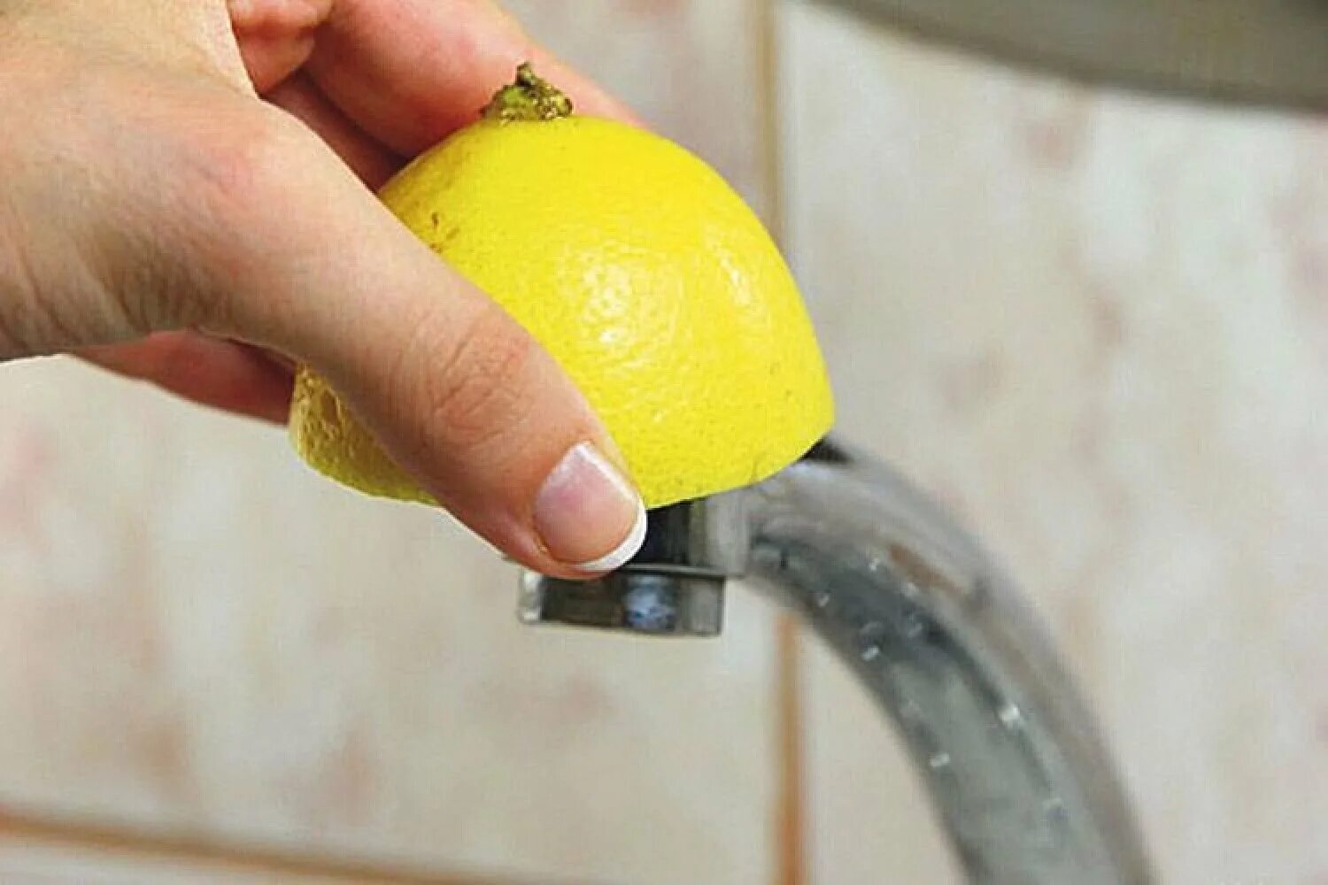 Чем отмыть сок. Лимон в хозяйстве. Лимон в быту. Лайфхаки для уборки ванной. Лимон для уборки.