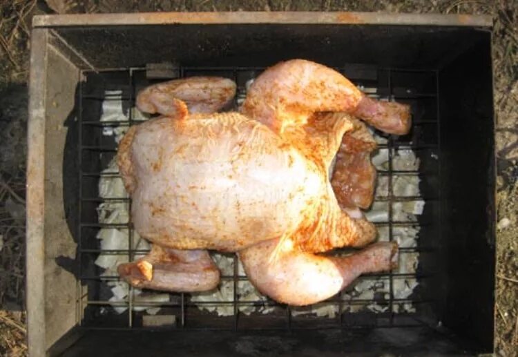 Курица горячего копчения в коптильне. Копченая курица в коптильне. Курица в коптильне горячего.