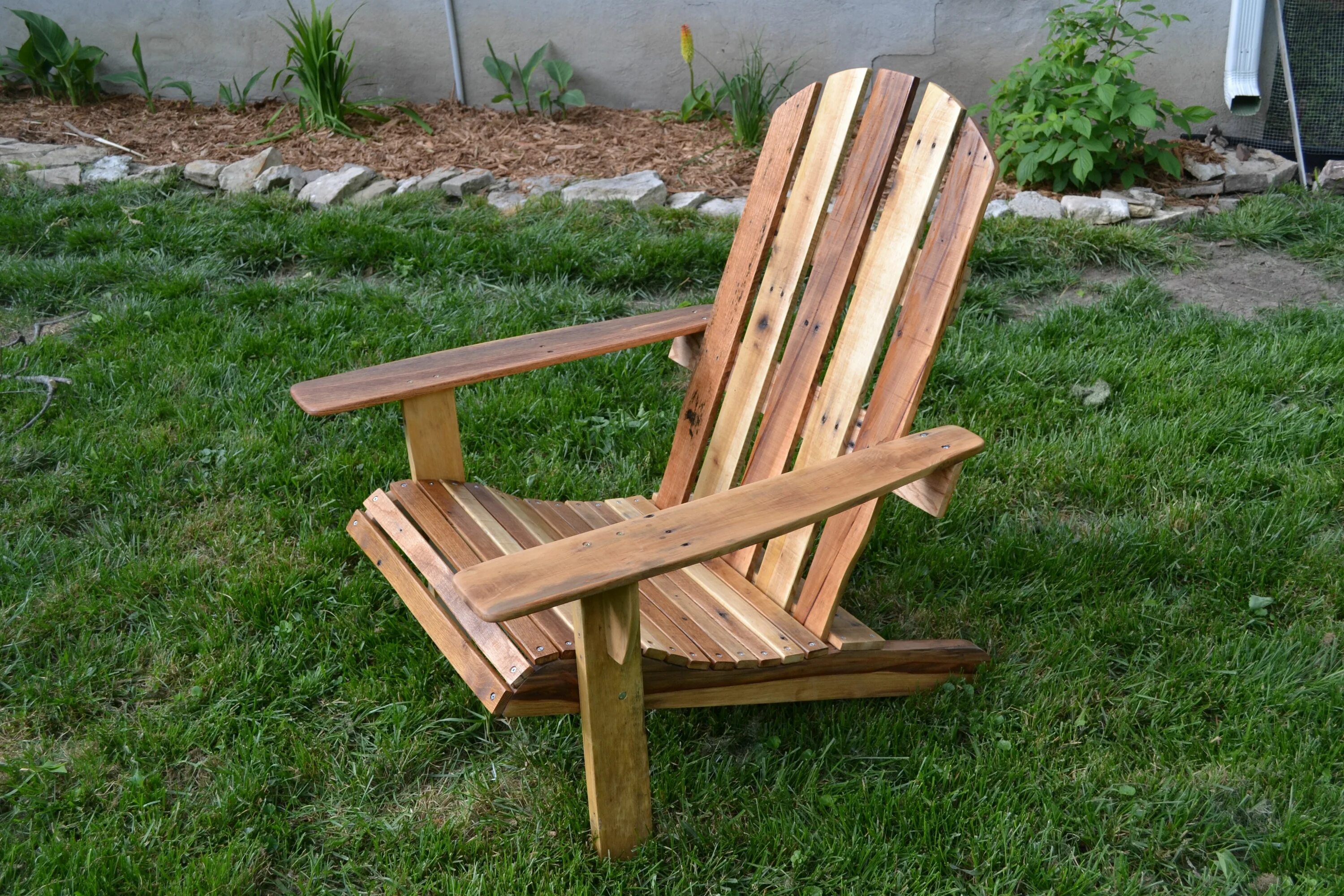 Как сделать самое удобное. Кресло Адирондак. Дачное кресло Адирондак своими. Кресло садовое деревянное. Деревянные кресла для дачи.