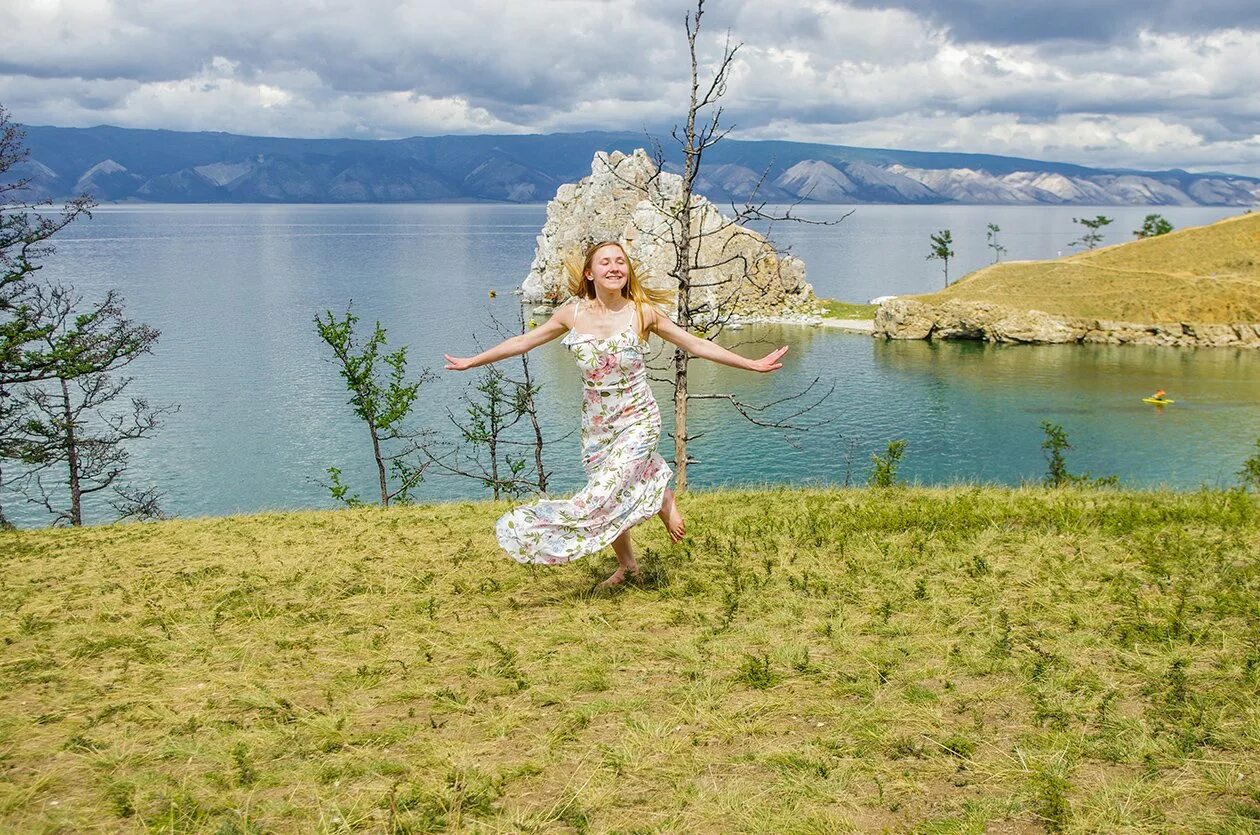 Сколько лет бабе любе с байкала. Фотосессия на Байкале в платье. Фотосессия на Байкале летом. Женщина на озере Байкал. Байкал фотосессия лето.