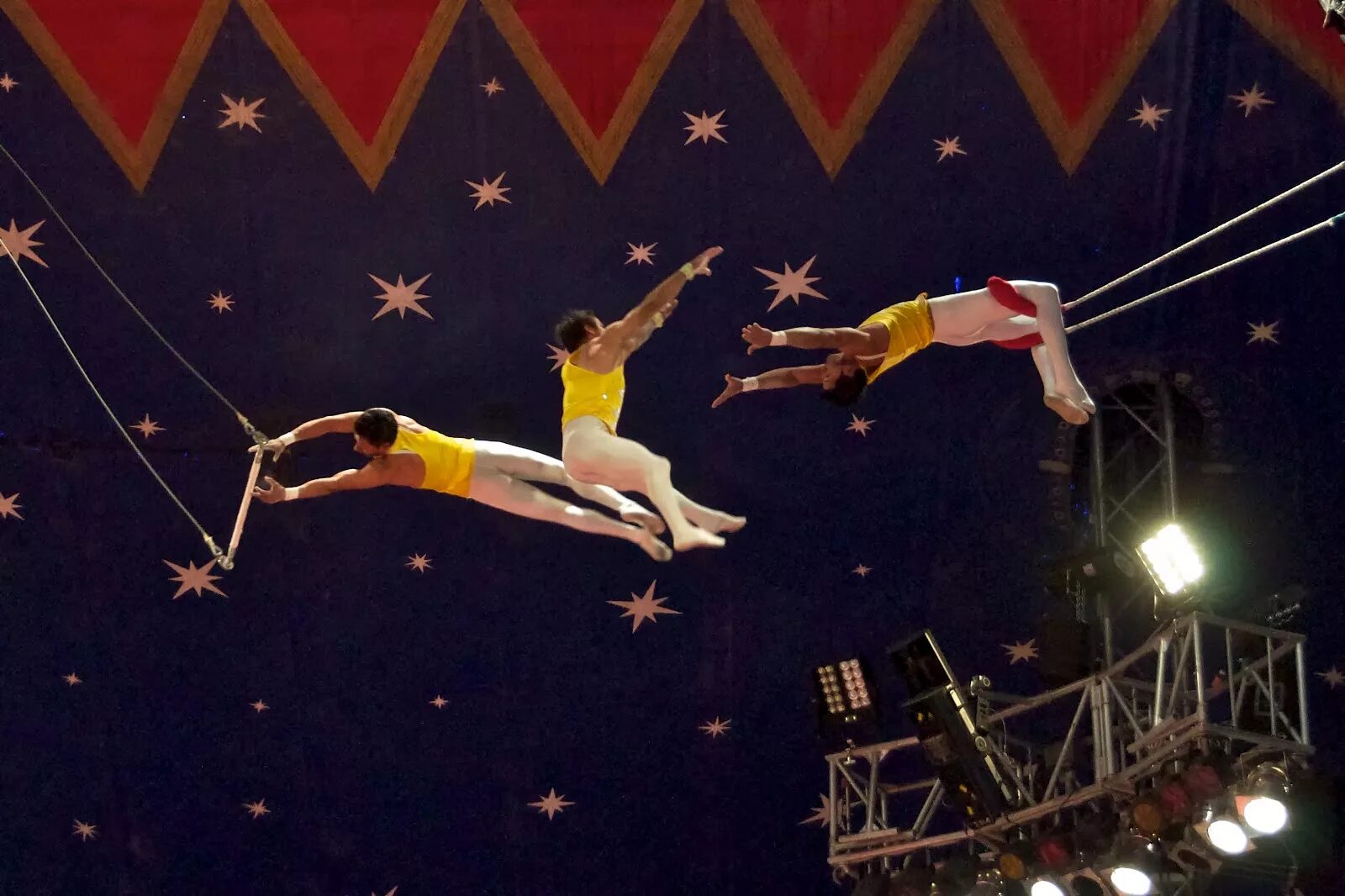 Современная акробатика. Цирк Trapeze artists. Цирк дю солей воздушные гимнасты. Гимнасты в цирке. Акробаты в цирке.