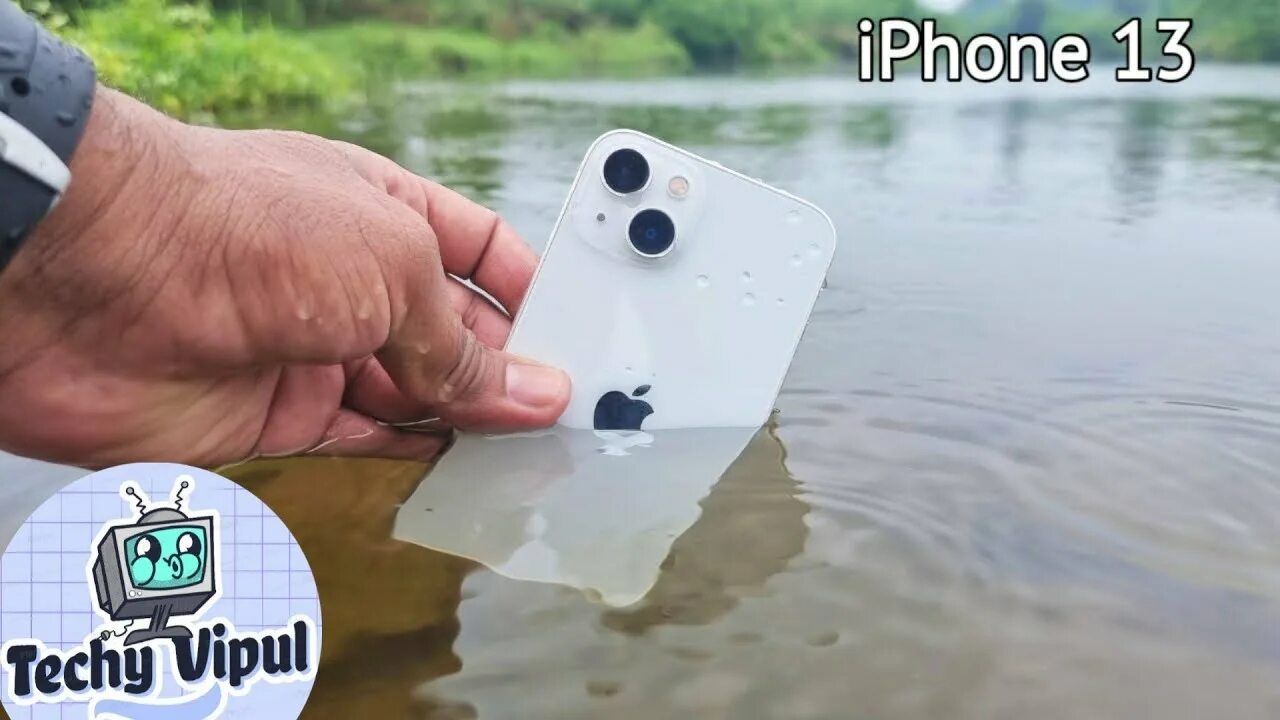 Снять на айфон под водой. Айфон в бассейне. Айфон 6 под водой. Айфон 13 про под водой можно. Waterproof iphone 13.