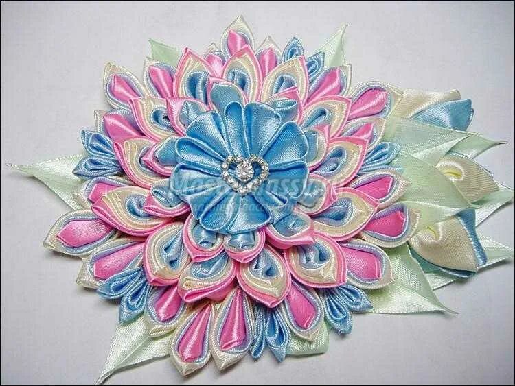 Цветок в технике канзаши. Картины в технике канзаши. Восточный костюм в технике канзаши.