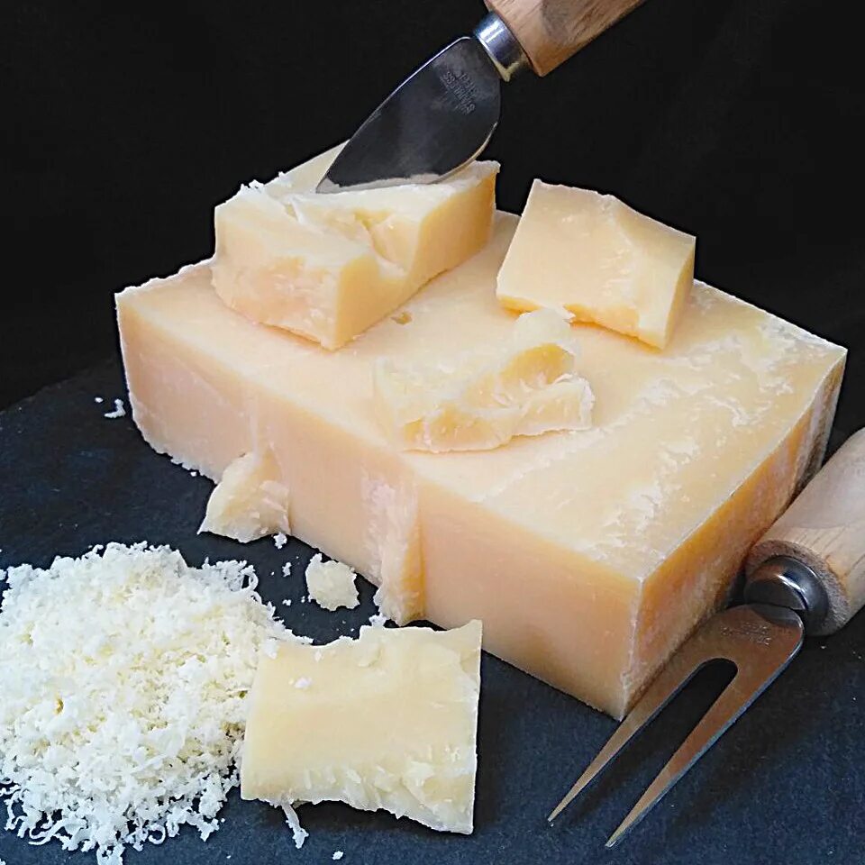 Сыр пармезан. Сыр Parmesan. Сыр Реджано. Твердый сыр пармезан.