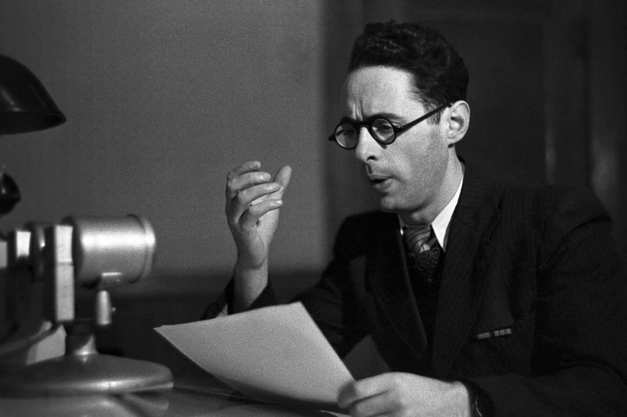 Диктор использует. Юрий левитан. ю б левитан. леви и юрий. левитан юрий борисович диктор.