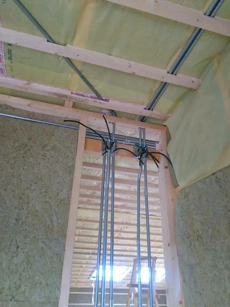 Прокладка проводки в каркасном доме. Электропроводка в каркасном доме. Проводка в каркасном. Электри в каркасном доме. Электропроводка в каркасном доме.