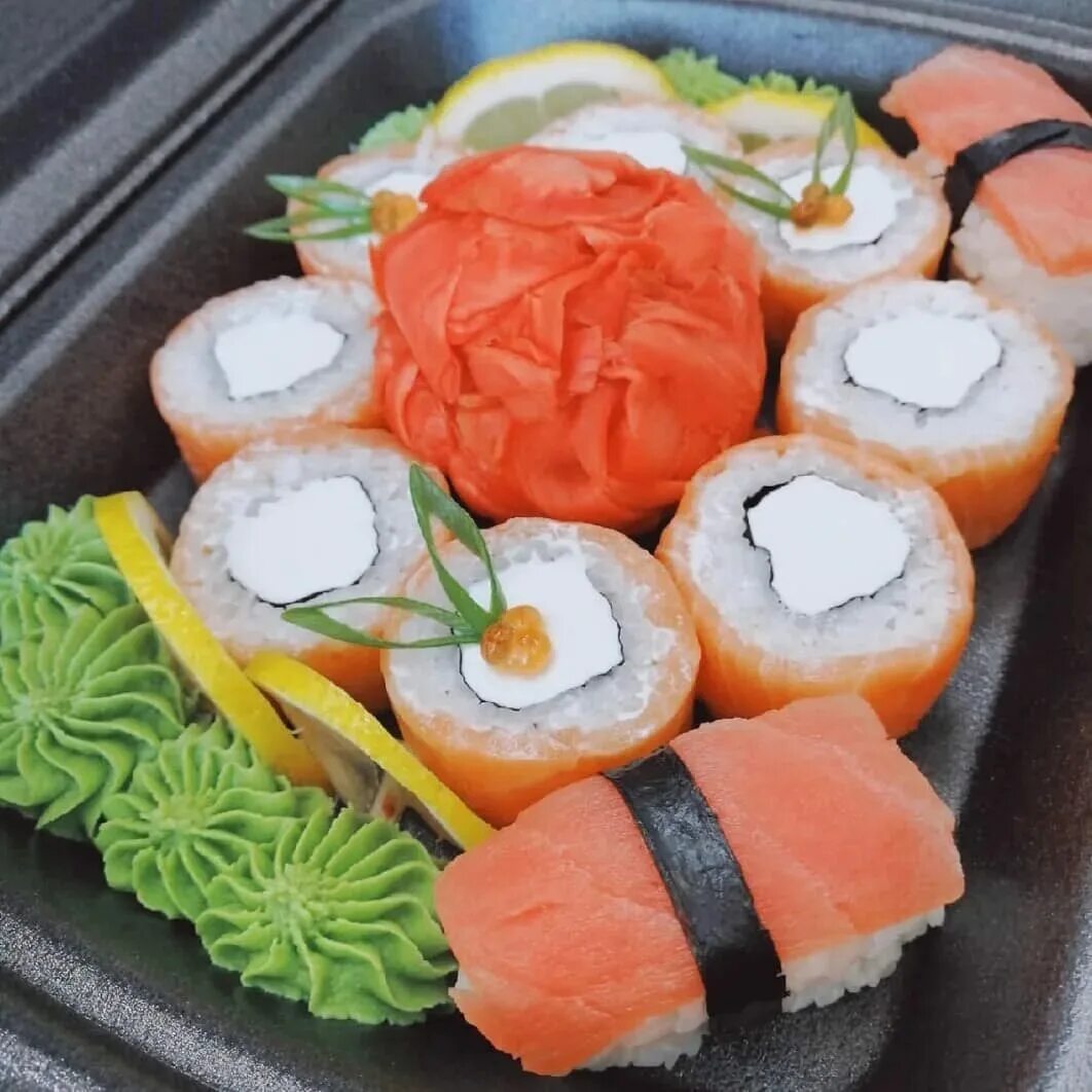 красивые роллы. томинам суши волжский. томинам суши волгоград. ролл филадельфия со снежным крабом. недорогие роллы.