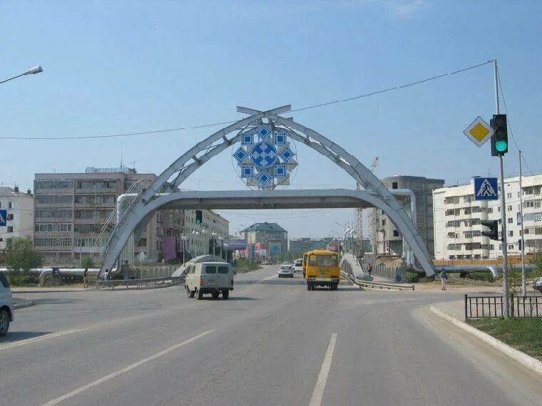 Улицы города Якутска. Арка над дорогой. Якутск фото. Дороги в городе Якутске.