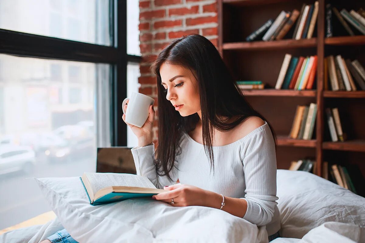 She often reads books. Девушка с книгой. Женщина с книжкой. Девушка читает. Девушка читает книгу.