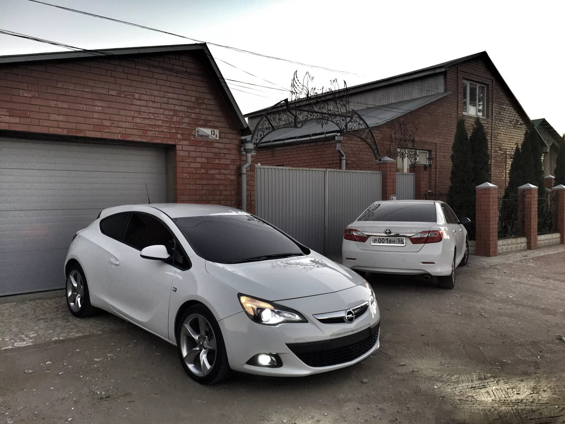 Опель тонированный. Opel astra j gtc 1.6 turbo. opel astra gtc бункер. opel astra j белый тонированный. astra j gtc тонировка 50.