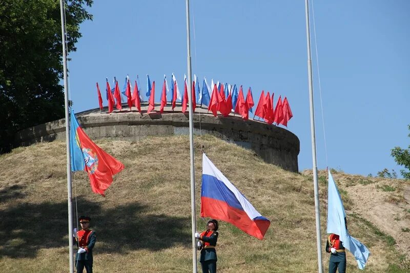 Флаг вынести. Ритуал подъема государственного флага Российской Федерации. Флагшток для поднятия флага. Спуск государственного флага Российской Федерации. Поднятие российского флага.