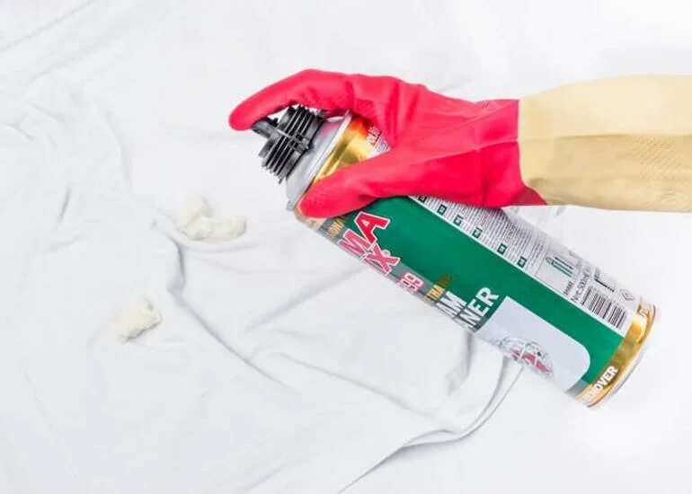 Как убрать силиконовый клей с одежды. Пятно от силикона на одежде. Засохшая краска на одежде. Как убрать силикон с одежды. Как отстирать силикон от одежды.